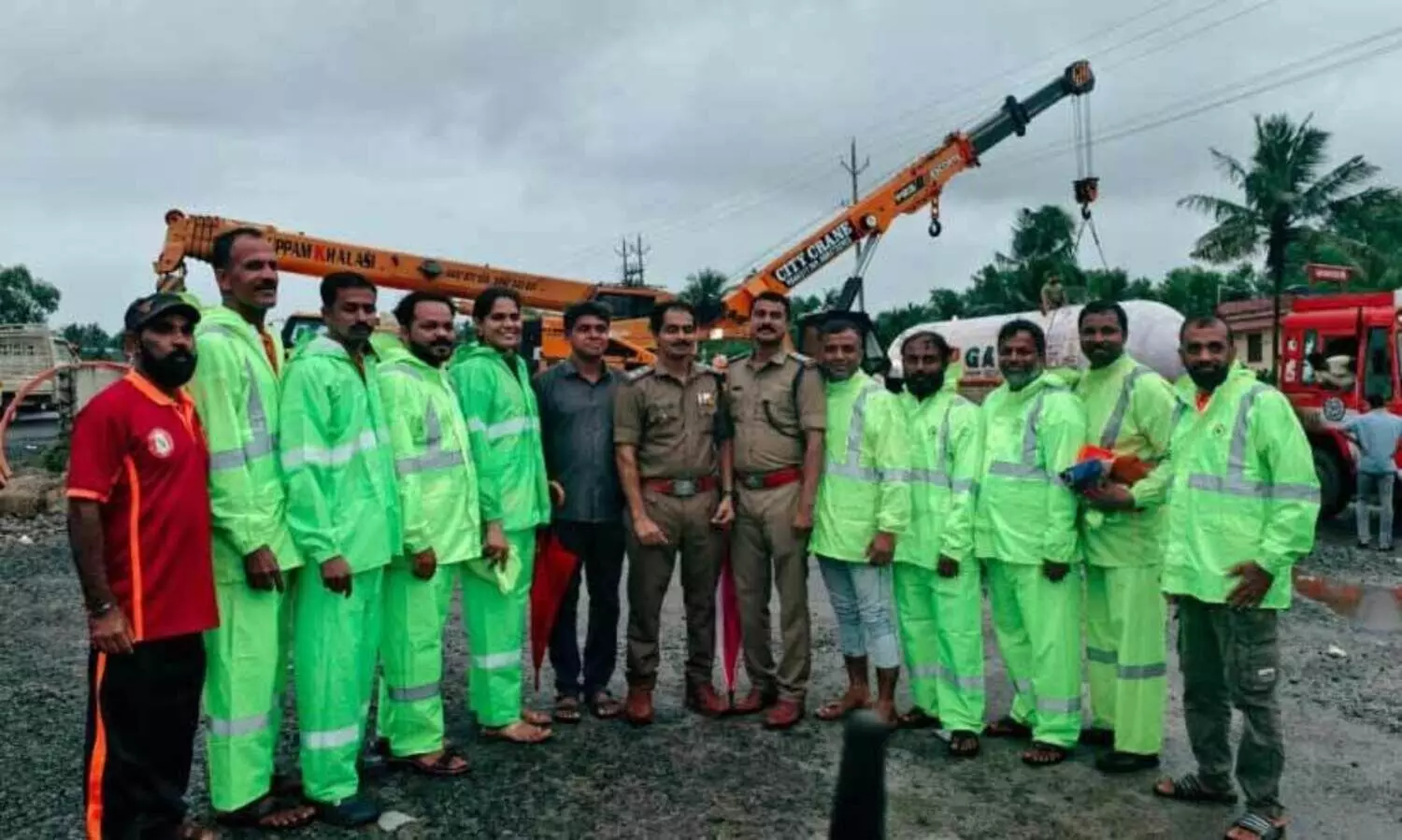 പാചകവാതക ടാങ്കർ അപകടം: ‘ചോ​ർ​ച്ച​യി​ല്ലാ​ത്ത പ്ര​വ​ർ​ത്ത​നം’; സേ​ന​ക​ൾ​ക്ക് അ​ഭി​ന​ന്ദ​നം