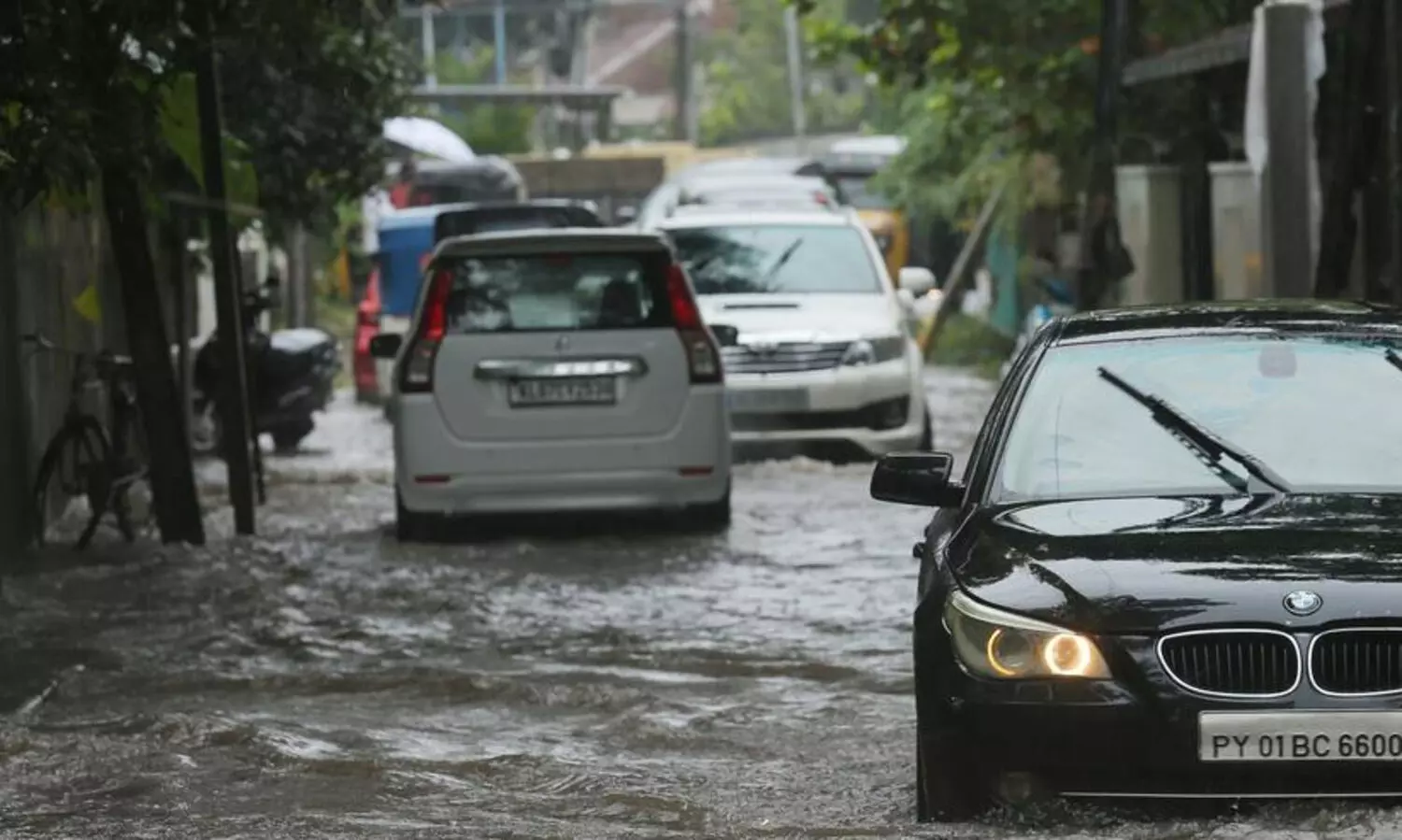 പെരുമഴയിൽ കുതിർന്ന് നാട്