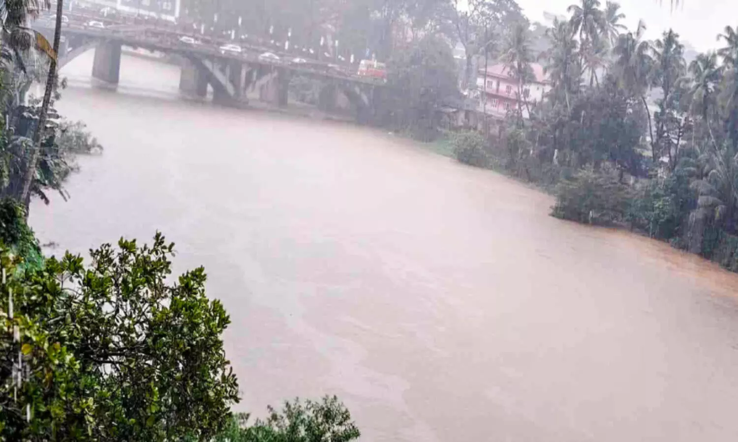 മൂ​വാ​റ്റു​പു​ഴ​യാ​റി​ൽ ജ​ല​നി​ര​പ്പ് ഉ​യ​ർ​ന്നു