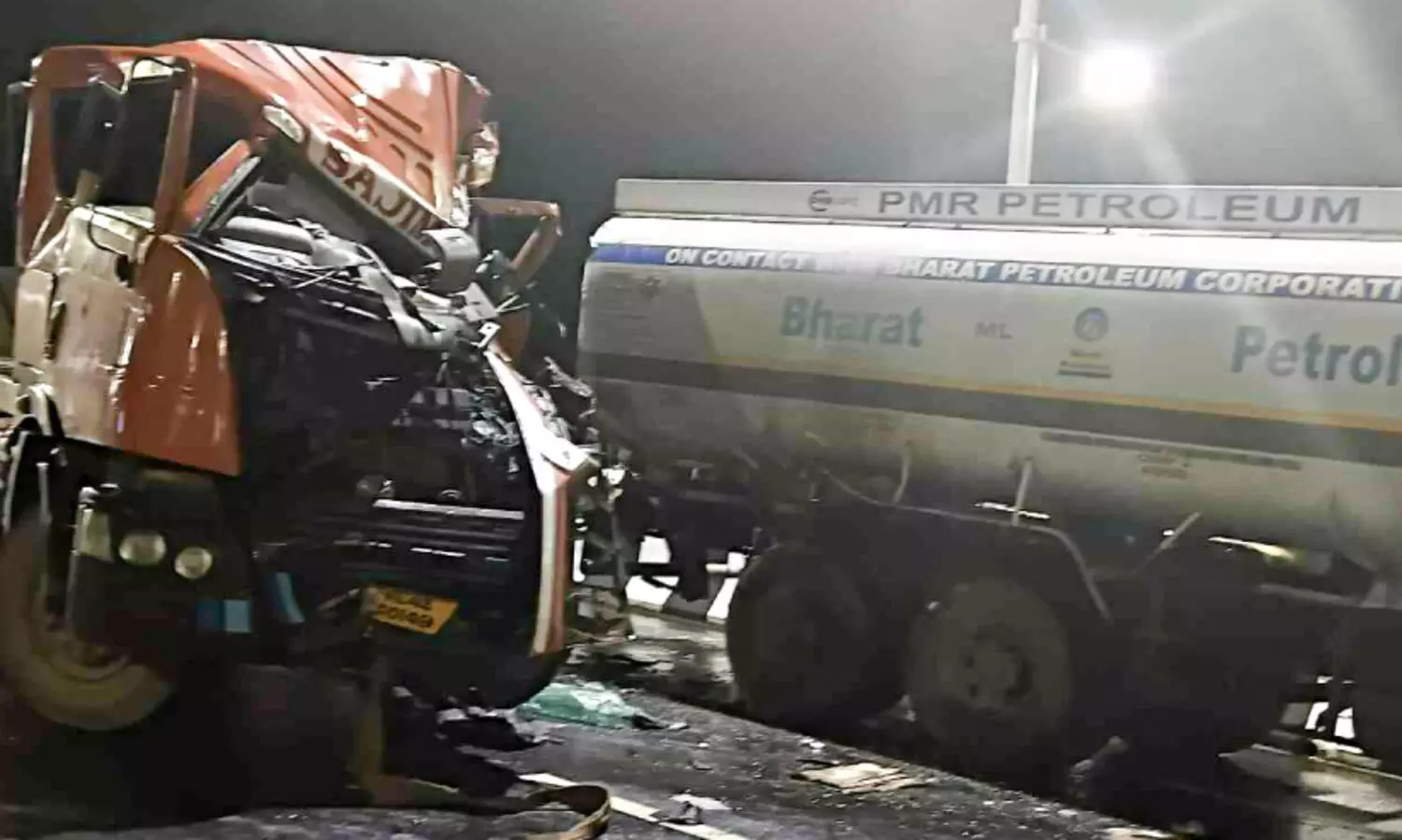 പൊ​ന്നാ​നി​യി​ൽ ടാ​ങ്ക​ർ ലോ​റി​ക്ക് പി​റ​കി​ൽ ക​ണ്ടെ​യ്ന​ർ ലോ​റി ഇ​ടി​ച്ച് ഇ​ന്ധ​ന ചോ​ർ​ച്ച