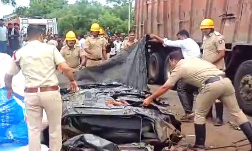 കാ​റി​ന് മേ​ൽ ട്ര​ക്ക് മ​റി​ഞ്ഞ് ര​ണ്ടു​പേ​ർ മ​രി​ച്ചു