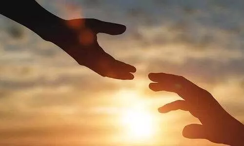 ഉ​രു​ൾ അ​നാ​ഥ​രാ​ക്കി​യ പെ​ൺ​കു​ട്ടി​ക​ൾ​ക്ക് അ​ജ്ഞാ​ത​രു​ടെ സ്നേ​ഹ​ക്ക​രു​ത​ൽ