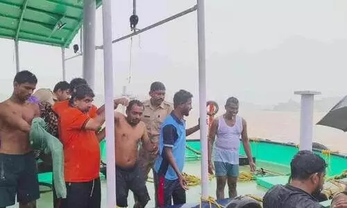 കടൽക്ഷോഭത്തിൽ രണ്ടു വഞ്ചികൾ മറിഞ്ഞു; ഏഴ് തൊഴിലാളികളെ രക്ഷപ്പെടുത്തി