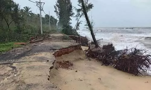 തീ​ര​മേ​ഖ​ല​യി​ൽ ക​ട​ലാ​ക്ര​മ​ണം രൂ​ക്ഷം; തീ​ര​ദേ​ശ റോ​ഡ് ക​ട​ലെ​ടു​ത്തു