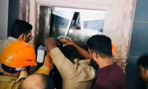 ലിഫ്റ്റിൽ കുടുങ്ങിയ യുവാവിനെയും യുവതിയും രക്ഷപ്പെടുത്തി