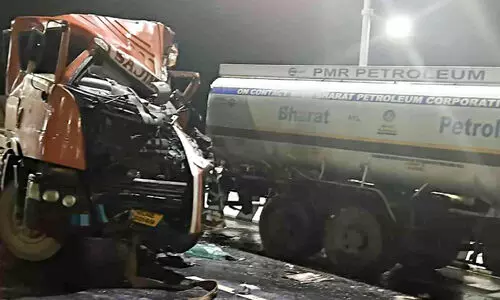 പൊ​ന്നാ​നി​യി​ൽ ടാ​ങ്ക​ർ ലോ​റി​ക്ക് പി​റ​കി​ൽ ക​ണ്ടെ​യ്ന​ർ ലോ​റി ഇ​ടി​ച്ച് ഇ​ന്ധ​ന ചോ​ർ​ച്ച