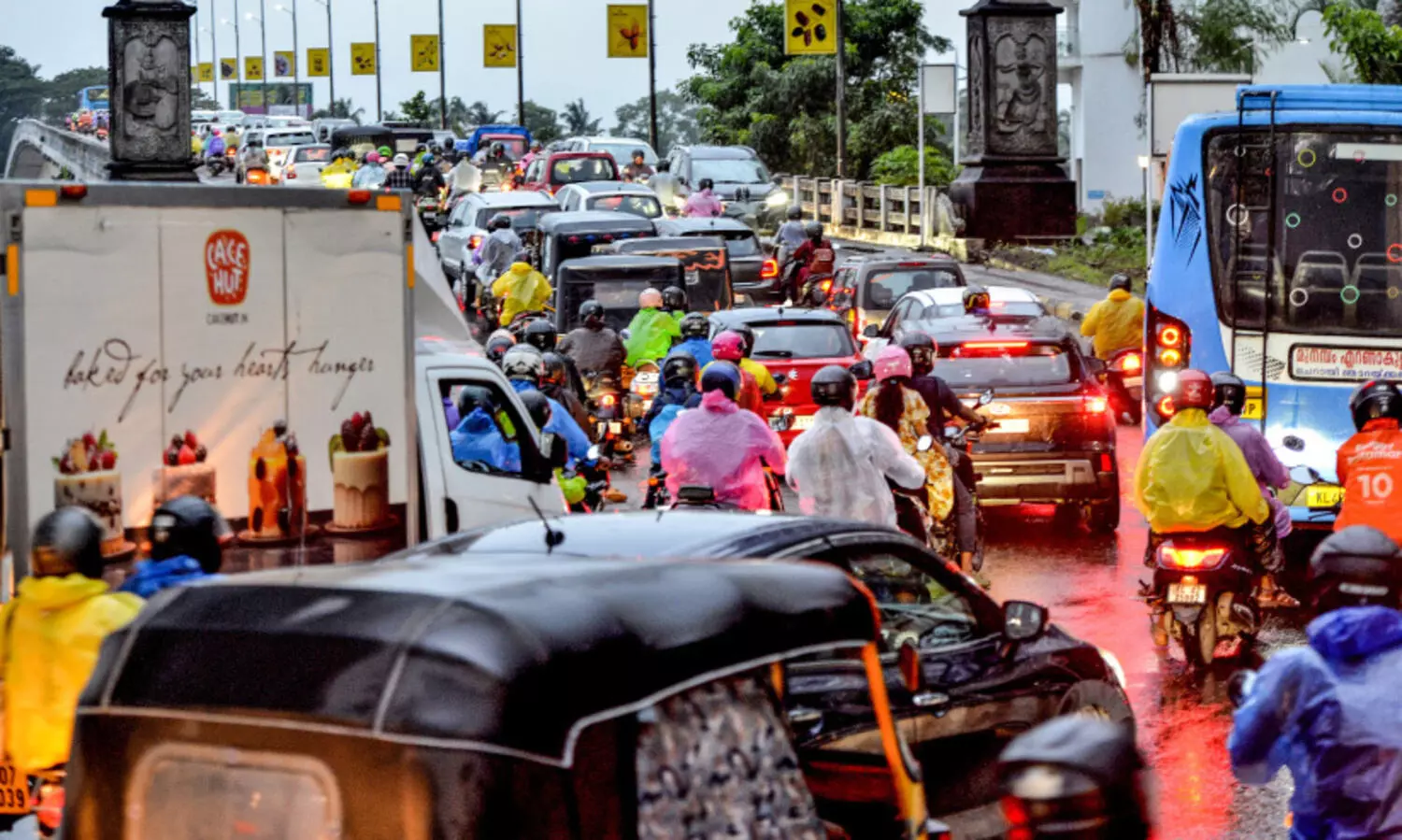 അടഞ്ഞ് പാലം, വഴിനീളെ കുഴി, കൊച്ചിയെ നിശ്ചലമാക്കുന്ന കുരുക്ക്