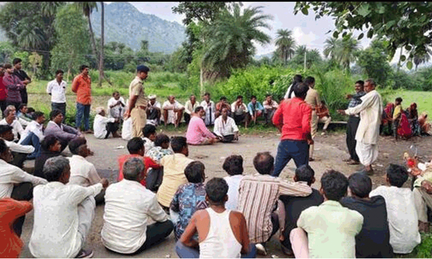 ഇങ്ങനെയും ഒരു ഗ്രാമമുണ്ട് ഇന്ത്യയിൽ; ഒരാൾ കുറ്റം ചെയ്താൽ ആ ജാതിയിൽപെട്ടവരെ മുഴുവൻ അടിച്ചോടിക്കും, വീടുകൾ തീയിടും, കൊള്ളയടിക്കും. പിന്നെ പ്രവേശനമില്ല