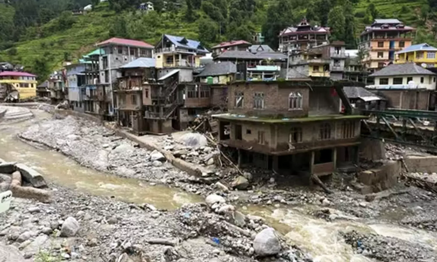 കനത്ത മഴ; ഹിമാചലിൽ 200 റോഡുകൾ അടച്ചു, 1,500 കോടി രൂപയുടെ നാശനഷ്ടം