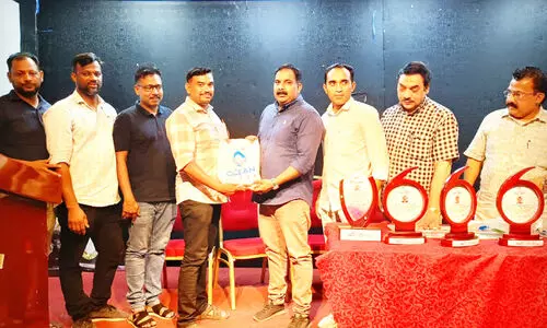 നി​ല​മ്പൂ​ർ ഉ​പ​തെ​ര​ഞ്ഞെ​ടു​പ്പ് പ്ര​വ​ച​ന മ​ത്സ​ര​വി​ജ​യി​ക​ൾ​ക്ക് സ​മ്മാ​ന​ങ്ങ​ൾ ന​ൽ​കി