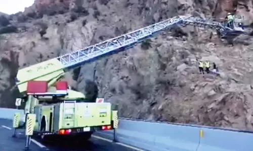 ത്വാ​ഇ​ഫി​ൽ മ​ല​യി​ൽ കു​ടു​ങ്ങി​യ നാ​ലു​പേ​രെ സാ​ഹ​സി​ക​മാ​യി ര​ക്ഷ​പ്പെ​ടു​ത്തി