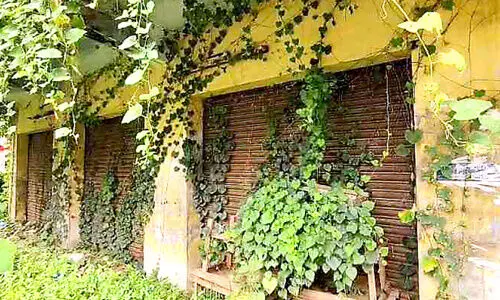 പഞ്ചായത്തിന്റെ അനാസ്ഥ; കിഴക്കുംഭാഗം മാർക്കറ്റ് കെട്ടിടങ്ങൾ തകർച്ചയിൽ പഞ്ചായത്തിന്റെ അനാസ്ഥ; കിഴക്കുംഭാഗം മാർക്കറ്റ് കെട്ടിടങ്ങൾ തകർച്ചയിൽ