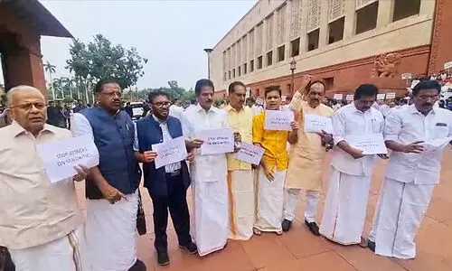 Kerala UDFs MPs Protest