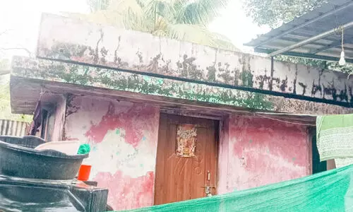 കോൺക്രീറ്റ് തകർന്ന് ചോർന്നൊലിച്ച് വീടുകൾ; ദുരിതത്തിന് അറുതിയില്ലാതെ ബാബുനഗർ നിവാസികൾ കോൺക്രീറ്റ് തകർന്ന് ചോർന്നൊലിച്ച് വീടുകൾ; ദുരിതത്തിന് അറുതിയില്ലാതെ ബാബുനഗർ നിവാസികൾ