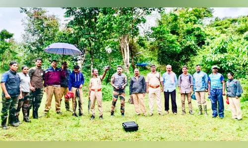ആ​ന​ക്കൂ​ട്ട​ത്തെ ഉ​ൾ​വ​ന​ത്തി​ലേ​ക്ക് തു​ര​ത്തി