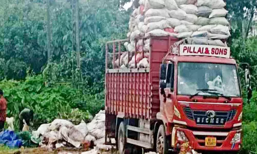 പട്ടിയപ്പൻ തരിശിലെ മാലിന്യശേഖരം നീക്കി പട്ടിയപ്പൻ തരിശിലെ മാലിന്യശേഖരം നീക്കി