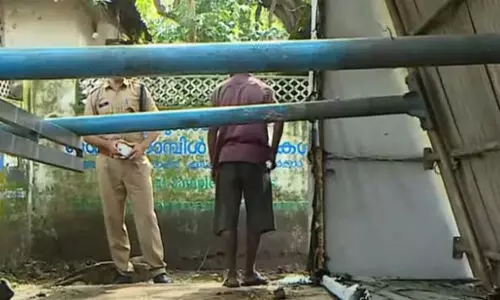 കോഴിക്കോട് ബസ് കാത്തിരിപ്പ് കേന്ദ്രം തകർന്ന് വിദ്യാർഥിനിക്ക് പരിക്ക്