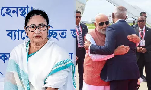 കെട്ടിപ്പിടിക്കുന്നതിനുമുമ്പ് അദ്ദേഹത്തിന്‍റെ മതം ചോദിച്ചിരുന്നോ? മോദിയെ പരിഹസിച്ച് മമത