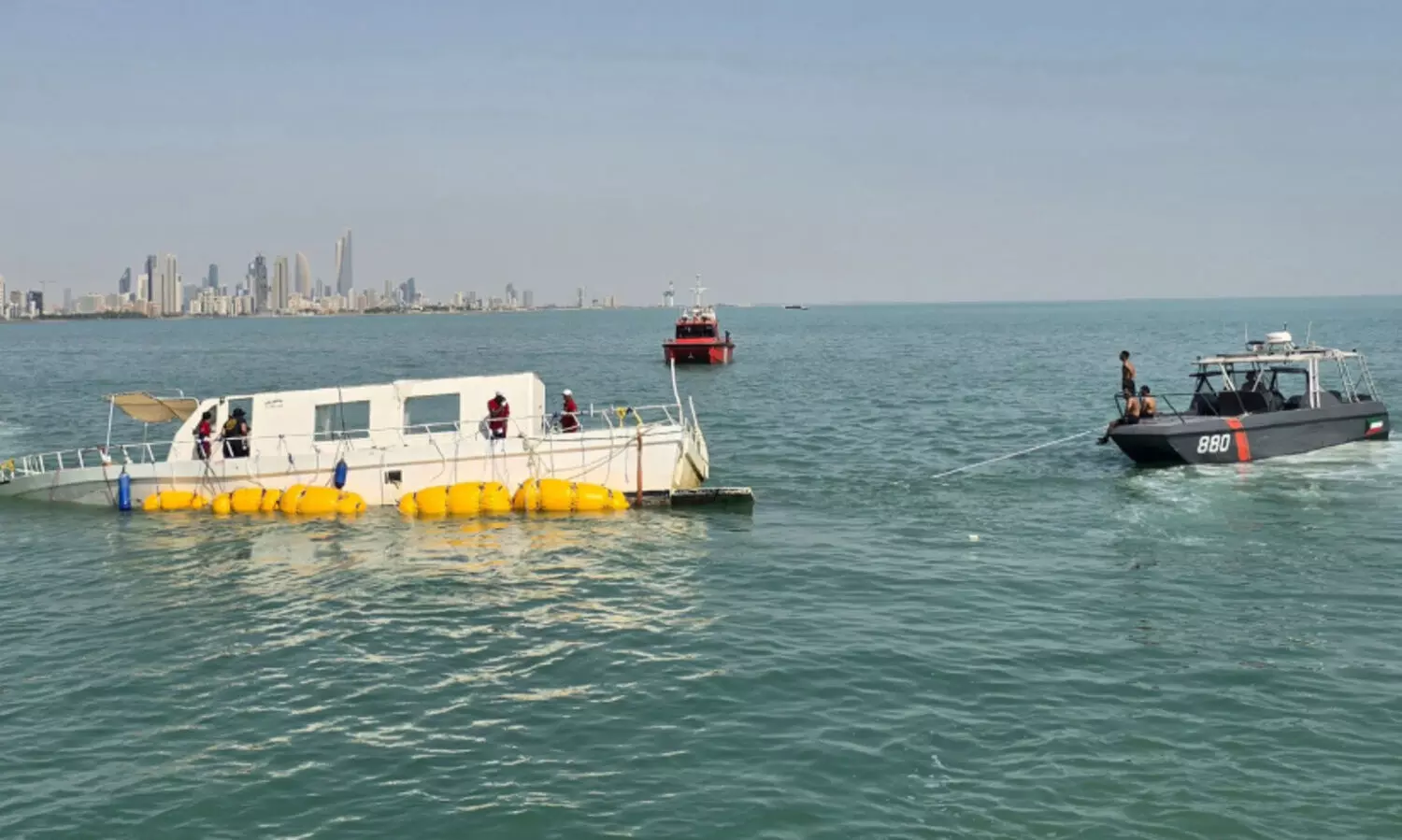 കാ​റ്റി​ൽ ദി​ശ തെ​റ്റി ബോ​ട്ട്; ര​ക്ഷ​പ്പെ​ടു​ത്തി ഡൈ​വ് ടീം