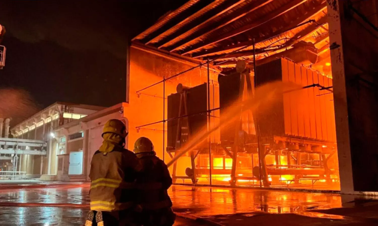 അ​ഹ​മ്മ​ദി​യി​ൽ ഇ​ല​ക്ട്രി​ക്ക​ൽ ട്രാ​ൻ​സ്‌​ഫോ​ർ​മ​റി​ൽ തീ​പി​ടി​ച്ചു