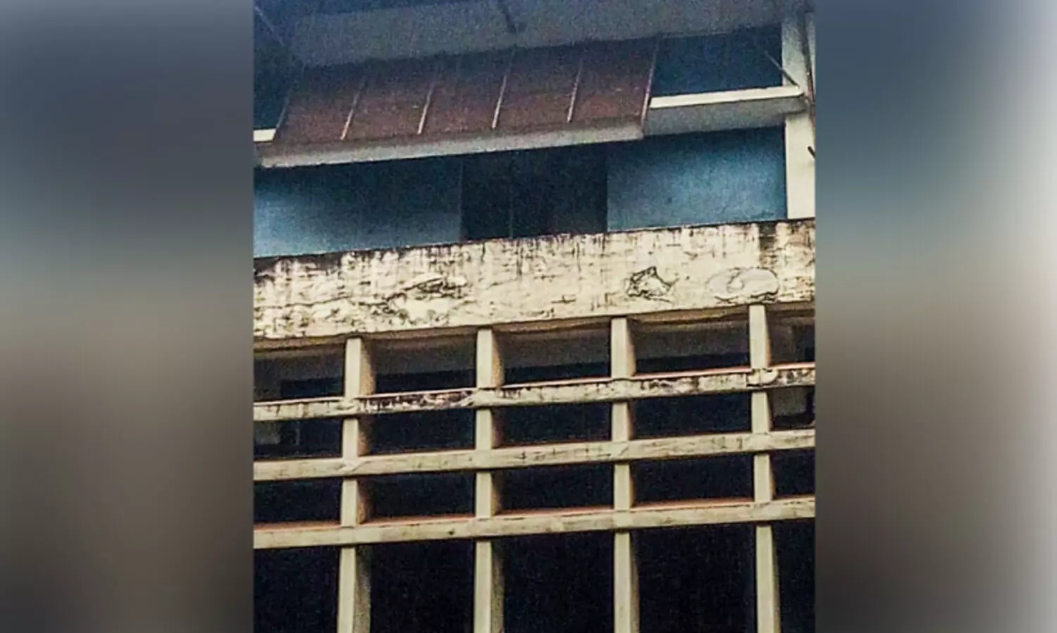മെഡിക്കൽ കോളജ്​; മേൽക്കൂരയിലെ സിമന്‍റ്​ പാളി വീഴാറായ നിലയിൽ