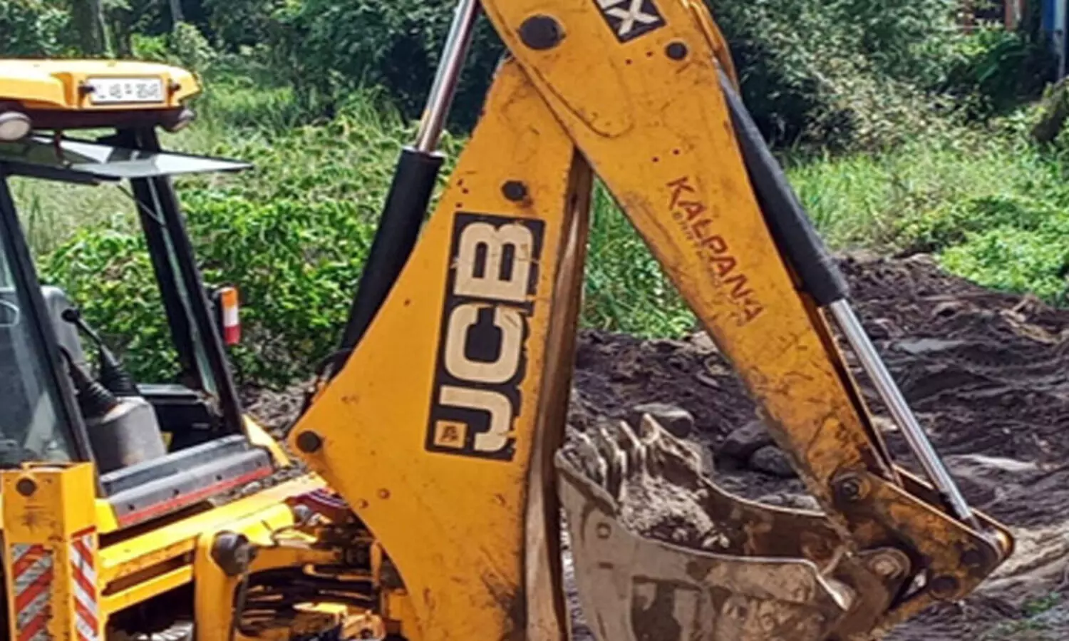 ജെ.സി.ബി ഉപയോഗിച്ച് മണ്ണു മാറ്റുന്നതിനിടെ   മരം കടപുഴകി വീണു; ഒഴിവായത് വൻ ദുരന്തം