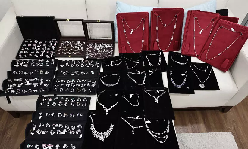 11 ലക്ഷം ദിർഹമിന്‍റെ രത്നങ്ങൾ അടങ്ങിയ ബാഗ് വിമാനത്താവളത്തിൽ വെച്ച് മാറിപ്പോയി; ബാഗ് മാറിയെടുത്ത യാത്രക്കാരൻ ബംഗ്ലാദേശിലെത്തി, വീണ്ടെടുത്ത് ദുബൈ പൊലീസ്