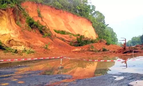 മ​ണ്ണി​ടി​ഞ്ഞ് ഗ​താ​ഗ​തം ത​ട​സ്സ​പ്പെ​ട്ടു