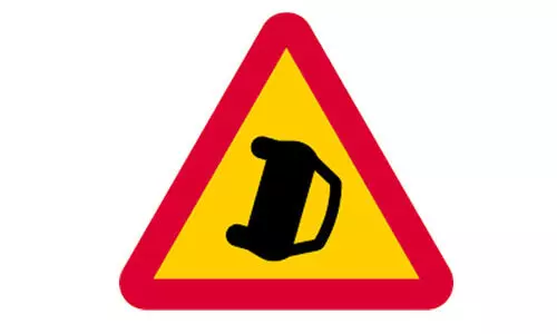 കാർ നിയന്ത്രണം വിട്ട് തോട്ടിലേക്കു മറിഞ്ഞ് അധ്യാപകന് പരിക്ക്