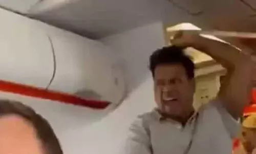 ബ്രിട്ടീഷ് വിമാനത്തിൽ ‘അല്ലാഹു അക്ബർ’ ‘ട്രംപിന് മരണം’ മുദ്രാവാക്യങ്ങൾ മുഴക്കി; ഇന്ത്യൻ വംശജനായ അഭയ് നായക് കസ്റ്റഡിയിൽ