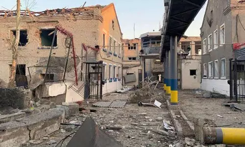 ട്രംപിന്റെ ഭീഷണി അവഗണിച്ച് പുടിൻ; യുക്രെയ്നിൽ ജയിലിലും ആശുപത്രിയിലും ബോംബിട്ടു, 21 മരണം