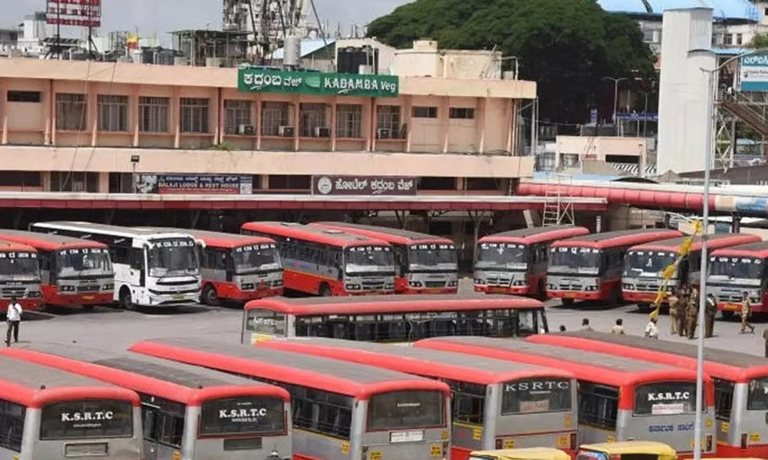 ബ​സ് ജീ​വ​ന​ക്കാ​രു​ടെ പ​ണി​മു​ട​ക്ക്: അ​നി​ശ്ചി​ത​കാ​ല നി​രാ​ഹാ​രം തു​ട​ങ്ങി