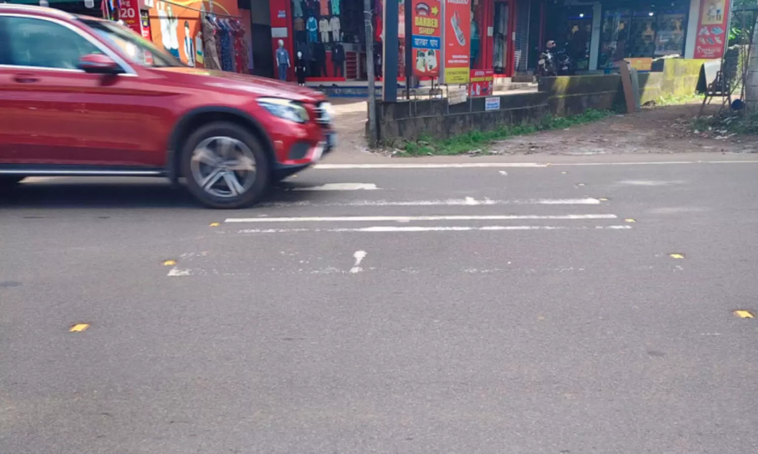 സീ​ബ്രാ​ലൈ​നു​ക​ളി​ല്ല; ആ​ല​ത്തൂ​ർ​പ​ടി​യി​ൽ ഹൈ​വേ മു​റി​ച്ചു​ക​ട​ക്കാ​ൻ പേ​ടി​ക്ക​ണം