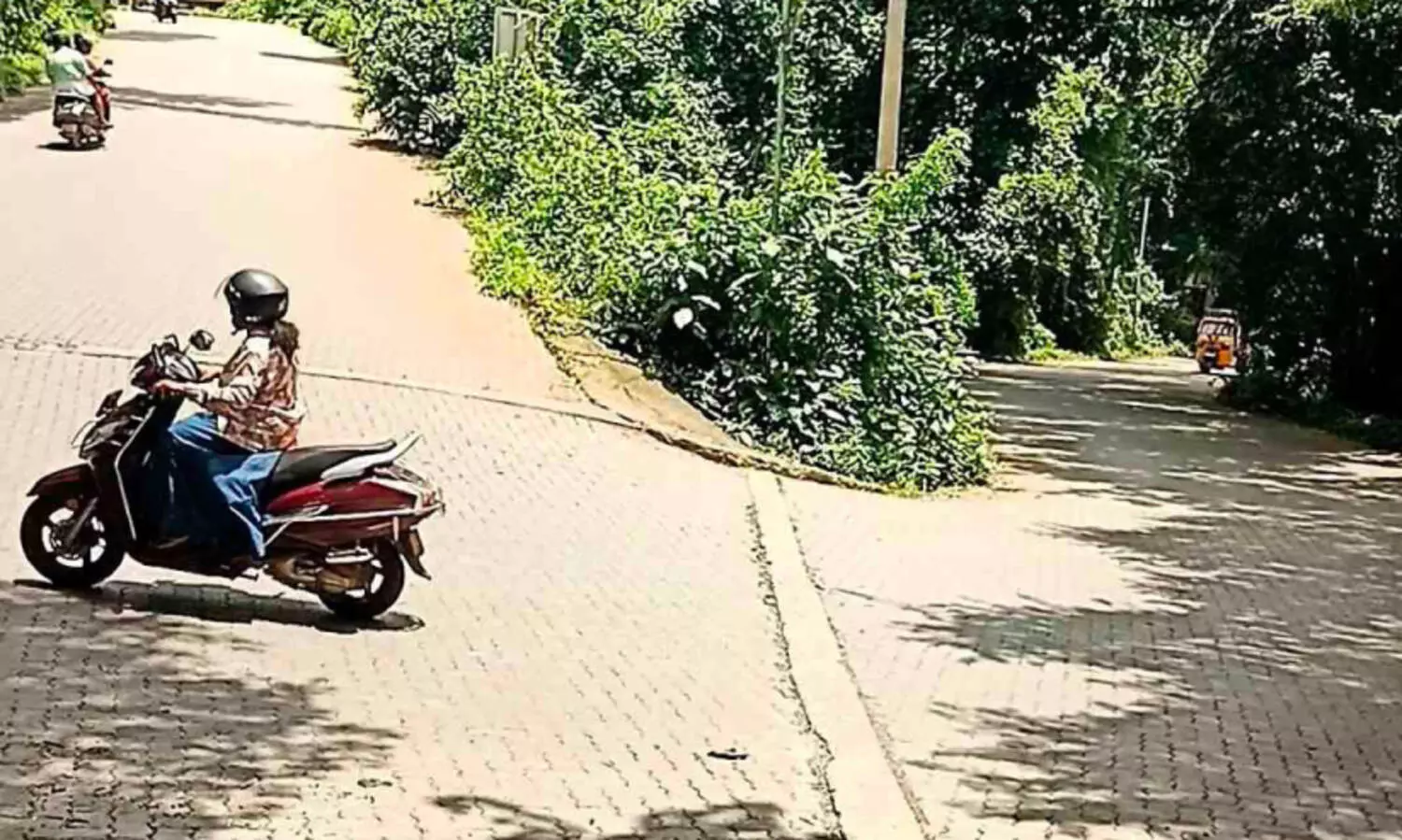 മംഗലം-നെല്ലിക്കുർശ്ശി റോഡ്; ഹെയർപിൻ വളവിൽ ഗതാഗതം ദുരിതമാകുന്നു