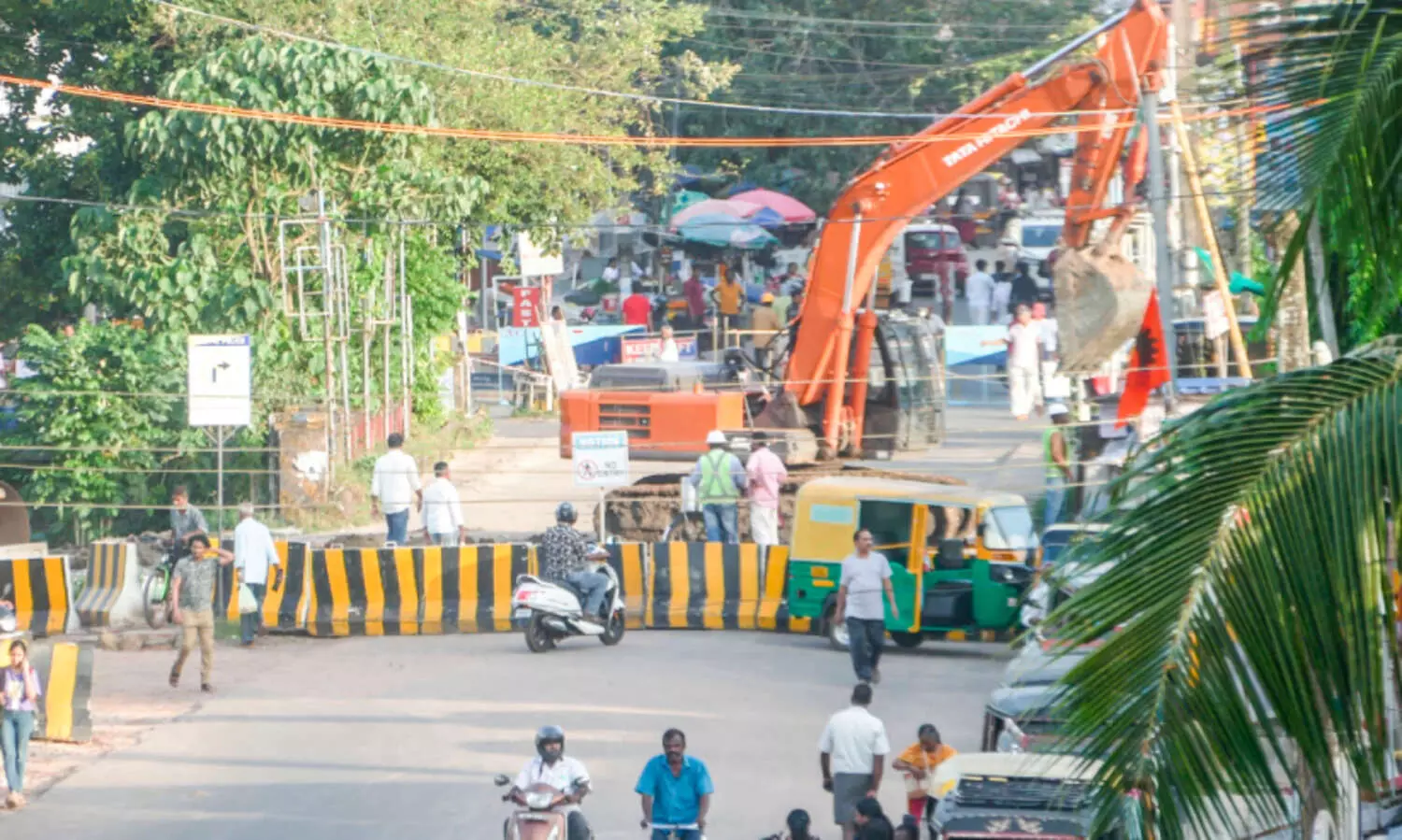 ജില്ല​ കോടതിപ്പാലം പൊളിക്കൽ; ട്രയൽറൺ വിജയം ന​ഗ​ര​ത്തി​ൽ ഗ​താ​ഗ​ത നി​യ​​​​​​ന്ത്ര​ണം