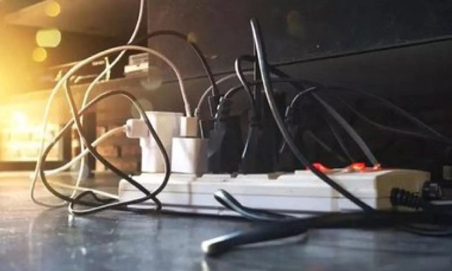 ഒ​റ്റ സോ​ക്ക​റ്റി​ൽ ഒ​ന്നി​ല​ധി​കം ഉ​പ​ക​ര​ണ​ങ്ങ​ൾ വേ​ണ്ട