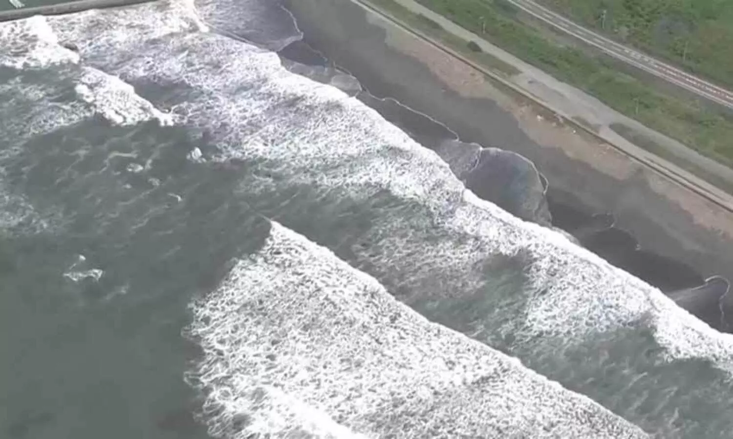 ഭൂകമ്പം; റഷ്യൻ, ജപ്പാൻ തീരങ്ങളിൽ ആഞ്ഞടിച്ച് സൂനാമിത്തിരകൾ; ഭൂകമ്പത്തിന്‍റെ ദൃശ്യങ്ങൾ സാമൂഹ്യമാധ്യമങ്ങളിൽ