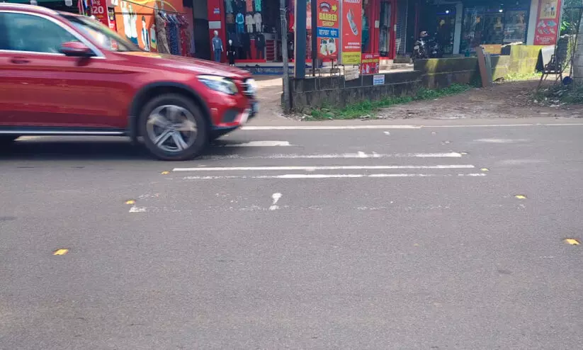 സീ​ബ്രാ​ലൈ​നു​ക​ളി​ല്ല; ആ​ല​ത്തൂ​ർ​പ​ടി​യി​ൽ ഹൈ​വേ മു​റി​ച്ചു​ക​ട​ക്കാ​ൻ പേ​ടി​ക്ക​ണം