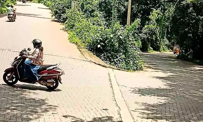 മംഗലം-നെല്ലിക്കുർശ്ശി റോഡ്; ഹെയർപിൻ വളവിൽ ഗതാഗതം ദുരിതമാകുന്നു