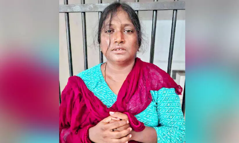 യാത്രക്കിടെ സ്വർണമാല തട്ടിപ്പറിക്കാൻ ശ്രമം; സ്ത്രീ പിടിയിൽ യാത്രക്കിടെ സ്വർണമാല തട്ടിപ്പറിക്കാൻ ശ്രമം; സ്ത്രീ പിടിയിൽ