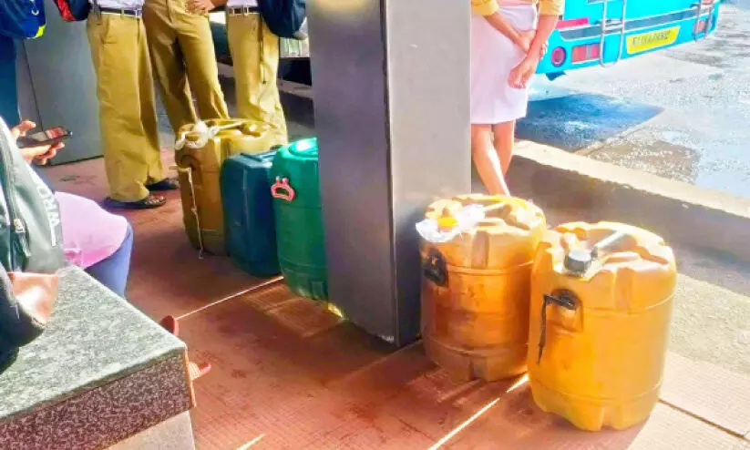 ബ​സ് കാ​ത്തി​രി​പ്പ് കേ​ന്ദ്ര​ത്തി​ൽ ഭീ​തി വി​ത​ച്ച് ഡീ​സ​ൽ ക​ന്നാ​സു​ക​ൾ