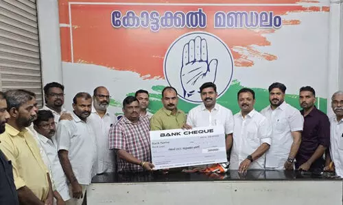 റി​യാ​ദ് ഒ.​ഐ.​സി.​സി സു​ര​ക്ഷ ഫ​ണ്ട്‌ കൈ​മാ​റി