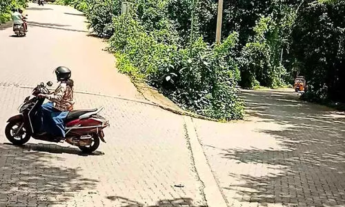 മംഗലം-നെല്ലിക്കുർശ്ശി റോഡ്; ഹെയർപിൻ വളവിൽ ഗതാഗതം ദുരിതമാകുന്നു