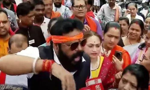 കന്യാസ്ത്രീകൾക്ക് ജാമ്യമരുതെന്ന് ബജ്റംഗ്ദൾ; ജയ്ശ്രീറാം മുഴക്കി കോടതിക്ക് മുന്നിൽ പ്രകടനം