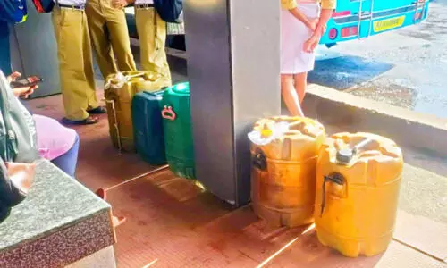 ബ​സ് കാ​ത്തി​രി​പ്പ് കേ​ന്ദ്ര​ത്തി​ൽ ഭീ​തി വി​ത​ച്ച് ഡീ​സ​ൽ ക​ന്നാ​സു​ക​ൾ