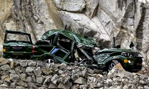 വാഹനത്തിന് മുകളിൽ കൂറ്റൻ പാറ വീണ് രണ്ട് സൈനികർ മരിച്ചു വാഹനത്തിന് മുകളിൽ കൂറ്റൻ പാറ വീണ് രണ്ട് സൈനികർ മരിച്ചു