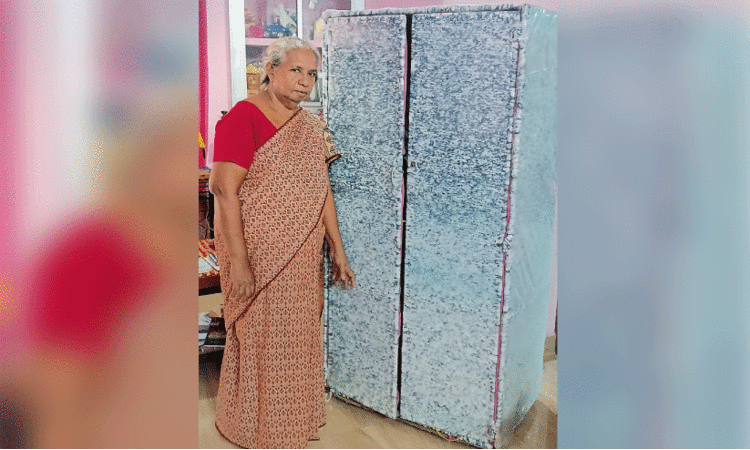 ‘മിൽമ പാൽ കവറുകൾ ഉപയോഗിച്ച് ഈ 73കാരി തയാറാക്കുന്നത് മനോഹരമായ കരകൗശല വസ്തുക്കൾ’ -അറിയാം, പാഴ്വസ്തുക്കളിൽനിന്ന് വരുമാനമാർഗം കണ്ടെത്തുന്ന ലീലാമ്മയെക്കുറിച്ച്