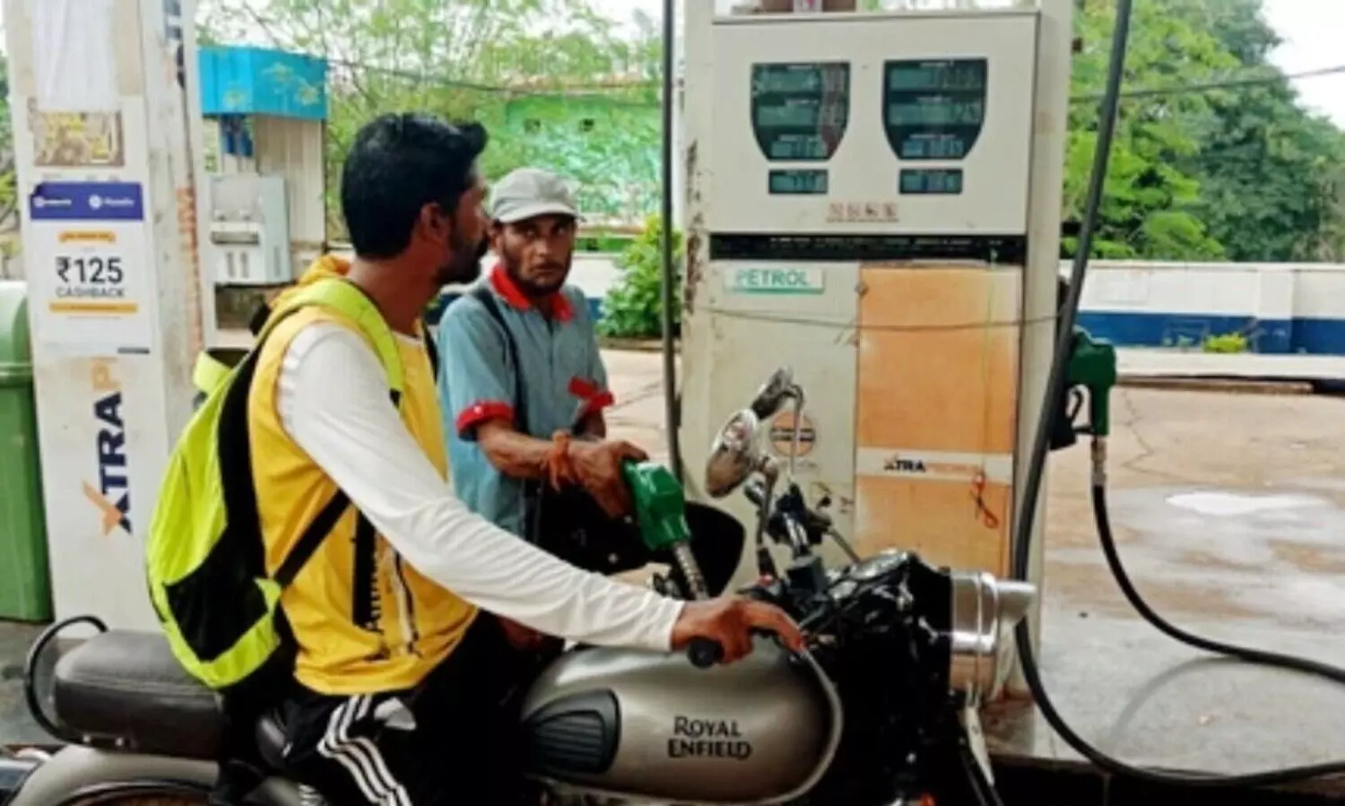 ഹെൽമറ്റ് ഇല്ലെങ്കിൽ നാളെമുതൽ പെട്രോളുമില്ല; നിയമലംഘനത്തിന് പൂട്ടിടാൻ അധികൃതർ