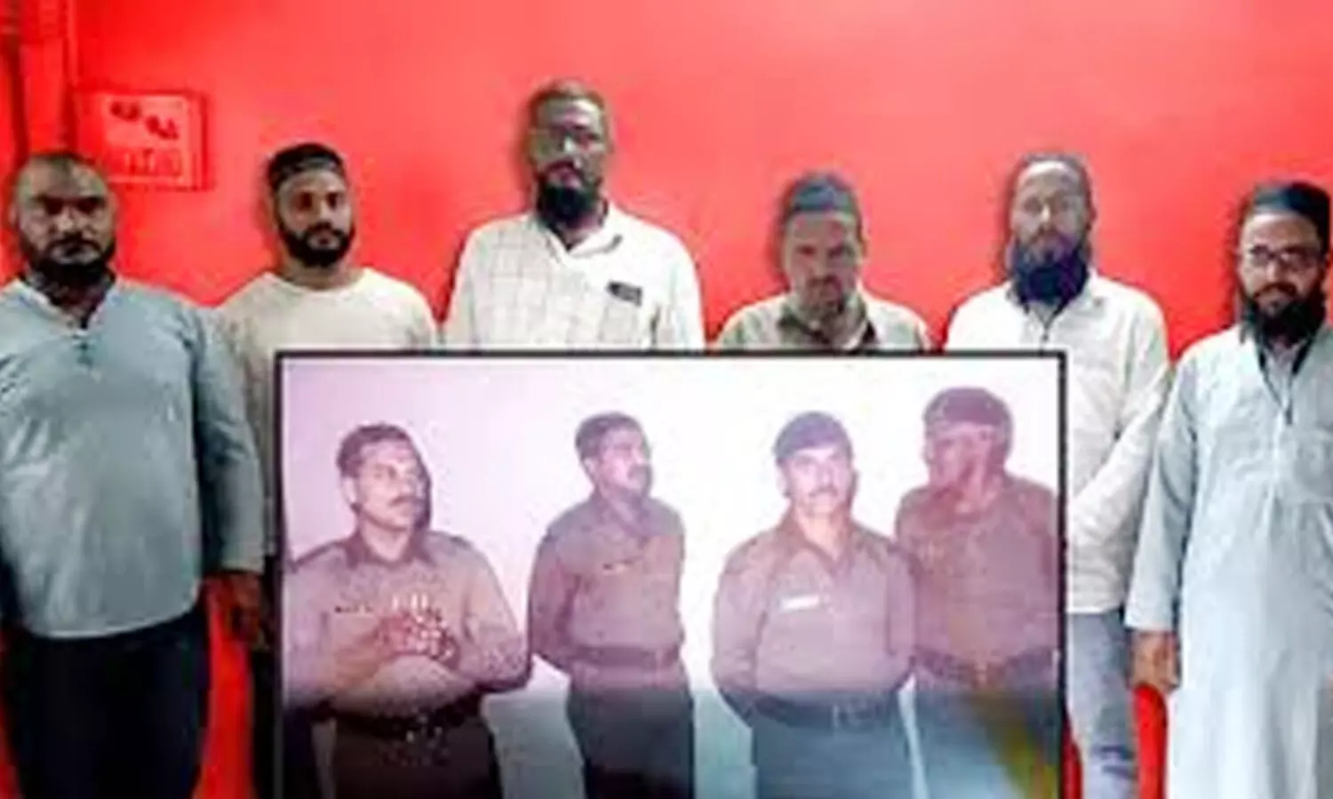 ​ഞങ്ങളുടെ കിടപ്പറകളിൽ പോലും അവരെത്തി, ഉറങ്ങിക്കിടന്ന സ്‍ത്രീകളെയും കുട്ടികളെയും ഉണർത്തി; പുണെയിൽ അതിർത്തികൾ കാത്ത സൈനികരുടെ കുടുംബത്തെ ബംഗ്ലാ​ദേശികളെന്ന് പറഞ്ഞ് ആക്ഷേപിച്ച് ആൾക്കൂട്ട ആക്രമണം