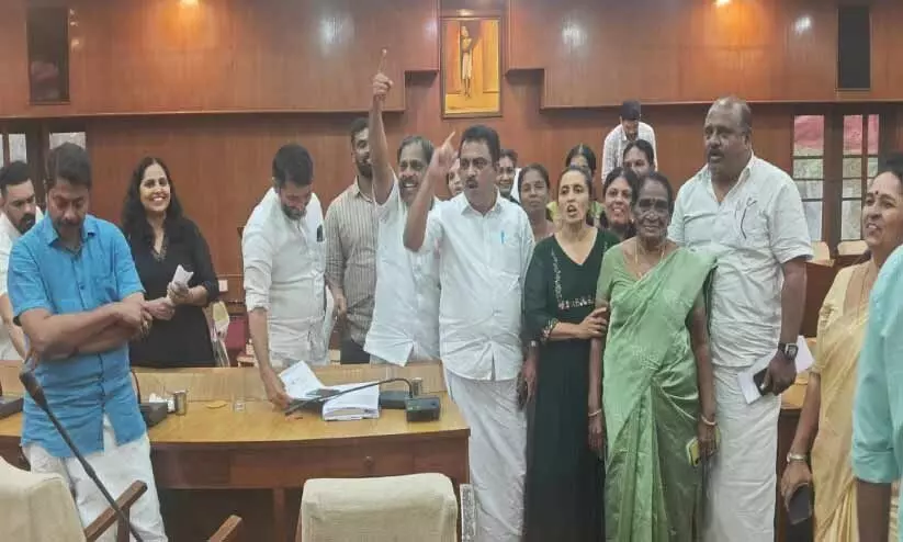 കൗൺസിൽ യോഗം ബ്രഹ്മപുരം ബയോമൈനിങ്; കരാർ കാലാവധി നീട്ടി കോർപറേഷൻ പ്രതിഷേധവുമായി പ്രതിപക്ഷം കൗൺസിൽ യോഗം ബ്രഹ്മപുരം ബയോമൈനിങ്; കരാർ കാലാവധി നീട്ടി കോർപറേഷൻ പ്രതിഷേധവുമായി പ്രതിപക്ഷം